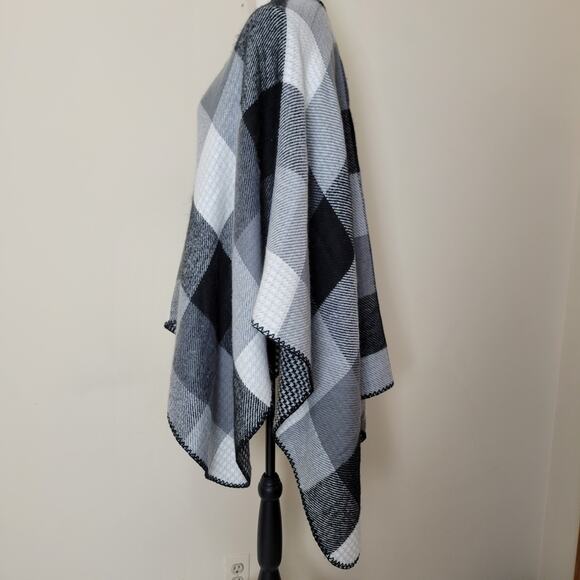 Mixit women’s Plaid blanket Wrap cape one size white gray black reversible - Picture 5 of 11